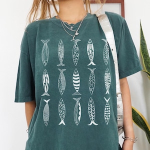 Camiseta Sardines, Comfort Colors, Estilo Retrô Anos 90 Mediterrâneo Moderno com Estampa Gráfica, Ideal para o Verão, Costeira, Vovó Pescadora, Estilo Vintage.