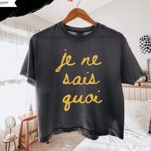 Je Ne Sais Quoi Boxy T-Shirt, Comfort Colors Cropped French Girl Aesthetic Tee, French Girl Style Shirt, Paris Trip Tee Trendy Boxy Crop Top