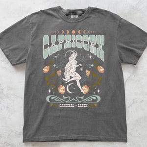 山羊座の星座コンフォートカラーTシャツ、レトロなアールヌーボー70年代の占星術Tシャツ、ヴィンテージユニセックスシャツ、天体山羊座の誕生日プレゼント