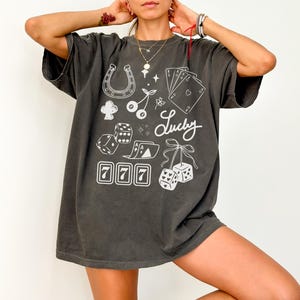 Koszulka Lucky T Shirt, Comfort Colors®, Lucky Collage, Las Vegas Lucky You Good Luck Charms Lucky Girl Estetyczna koszulka festiwalowa Modna koszulka unisex