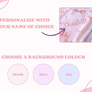 Pode incluir: Um cobertor de beb&ecirc; personalizado com um padr&atilde;o de la&ccedil;os rosa e o nome "Charlotte" em it&aacute;lico. A imagem tamb&eacute;m mostra o texto "Personalize com o nome de sua escolha" e op&ccedil;&otilde;es de cores de fundo: blush, lil&aacute;s e c&eacute;u.