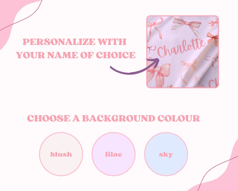 Pode incluir: Um cobertor de beb&ecirc; personalizado com um padr&atilde;o de la&ccedil;os rosa e o nome "Charlotte" em it&aacute;lico. A imagem tamb&eacute;m mostra o texto "Personalize com o nome de sua escolha" e op&ccedil;&otilde;es de cores de fundo: blush, lil&aacute;s e c&eacute;u.