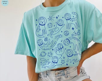 宇宙猫Tシャツ、コンフォートカラーズ®、おもしろ猫シャツ、猫好きへのギフト、宇宙飛行士猫レトロヴィンテージグラフィック猫落書きTシャツ、猫ママシャツ