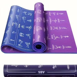 Puede incluir: Una esterilla de yoga enrollada, azul y morada, con ilustraciones blancas de ejercicios y las palabras "ABS" y "HIPS". Desenrollada, muestra m&aacute;s poses. Perfecta para fitness.