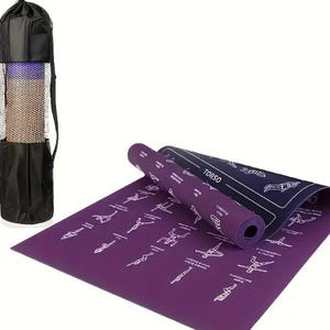 Puede incluir: Una esterilla de yoga morada con ilustraciones de ejercicios blancas est&aacute; parcialmente desenrollada, revelando un reverso azul oscuro. Una bolsa de transporte negra contiene una esterilla enrollada. La palabra "TORSO" est&aacute; impresa en la esterilla.
