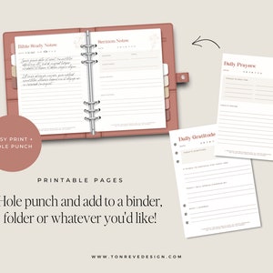 Pu&ograve; includere: Pagine stampabili per un diario di gratitudine quotidiano, appunti per sermoni, appunti di studio biblico e preghiere quotidiane. Le pagine sono progettate con un'estetica semplice e minimalista e presentano un motivo floreale. Le pagine sono facili da stampare e perforare per l'uso in un raccoglitore.