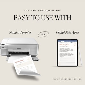 Pu&ograve; includere: Una stampante bianca con un foglio di carta che esce dal vassoio. La carta ha un design stampabile per un diario di gratitudine quotidiano. Sul lato destro dell'immagine, un tablet con un'app di note digitali aperta. Il testo sul tablet dice "Bible Study Notes". Il testo sull'immagine dice "INSTANT DOWNLOAD PDF EASY TO USE WITH Standard printer OR Digital Note Apps WWW.TONREVEDESIGN.COM".