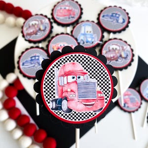 Puede incluir: Un conjunto de 10 adornos para cupcakes rojos, negros y blancos con personajes de la pel&iacute;cula Cars. Los adornos presentan un dise&ntilde;o de bandera a cuadros y im&aacute;genes de Rayo McQueen, Mate y otros personajes de Cars. Los adornos son perfectos para una fiesta de cumplea&ntilde;os con tem&aacute;tica de Cars.