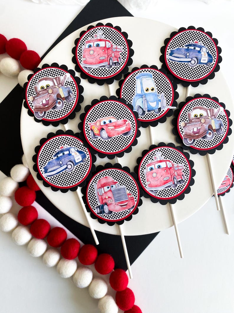 Puede incluir: Un conjunto de 10 adornos para cupcakes con personajes de la pel&iacute;cula Cars. Los adornos est&aacute;n impresos en c&iacute;rculos redondos y festoneados con un patr&oacute;n de cuadros negros y blancos. Los personajes incluyen Rayo McQueen, Mate, Mate el remolque, y m&aacute;s.