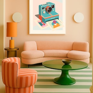 Puede incluir: Salón de estilo retro con un sofá color melocotón, una mesa de centro verde y una silla a rayas. Un cuadro enmarcado de una cámara Polaroid cuelga de la pared. El suelo tiene rayas verdes y blancas. Una lámpara naranja está sobre una mesa auxiliar.
