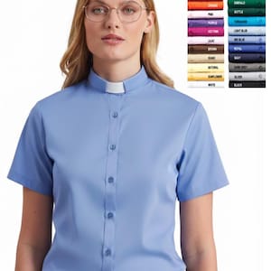 Könnte beinhalten: Hellblaues Kurzarmhemd mit weißem Kragen und Knopfleiste. Das Bild zeigt eine Farbkarte mit 16 Optionen, darunter Rot, Pink und Schwarz. Das Hemd wird mit einem grauen Gürtel und dunkler Hose getragen.