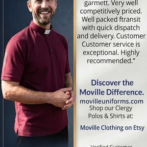 Op de afbeelding: Een bordeauxrood poloshirt met korte mouwen en een witte boord voor geestelijken. De afbeelding bevat een vijfsterrenrecensie met de tekst: Excellent quality garmett. Very well competitively priced. Well packed ftransit with quick dispatch and delivery.