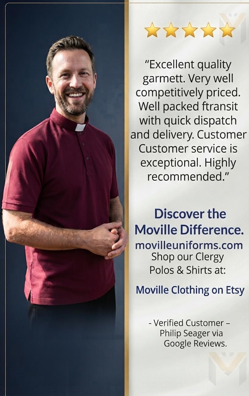 Op de afbeelding: Een bordeauxrood poloshirt met korte mouwen en een witte boord voor geestelijken. De afbeelding bevat een vijfsterrenrecensie met de tekst: Excellent quality garmett. Very well competitively priced. Well packed ftransit with quick dispatch and delivery.