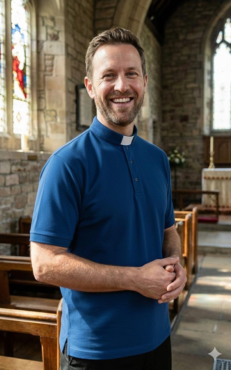 Op de afbeelding: Een donkerblauw poloshirt met korte mouwen, voorzien van een gestructureerde kraag met een witte boordinsert bij de halslijn. Het shirt heeft een knoopsluiting, een textuur in de stof en een rechte zoom voor een nette en uniforme uitstraling.