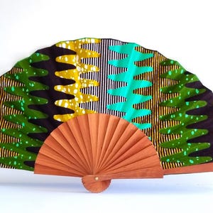Colorful hand-crafted hand fan made of wood and African wax print fabric in green tones – a unique work of art for every occasion!