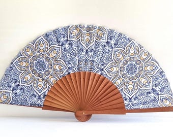 Handfächer aus Holz und Stoff, mit geometrisches Design in Spanien handgefertigt . Ideal für den Alltag.