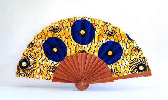 Bunter handgefertigte Handfächer aus Holz & afrikanischem Waxprint-Stoff in gelben Farbtönen – Ein einzigartiges Kunstwerk für jeden Anlass!