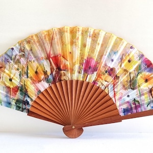 Handmade wooden fan with summery floral pattern – pastel-colored accessory for hot days