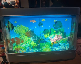 Jaren 2000 Frutiger Aero Lamp, nep-aquariumlamp, nep-aquarium, mini-aquarium, tafellamp, roterend lichtspel met motor kinderkamer