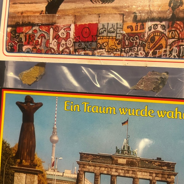 1980er Original Berliner Mauer 2 Stück, gerahmt mit 2 Postkarten Mauerkunst, original Berlin Wall 2 Parts, Germany  33cm*20cm