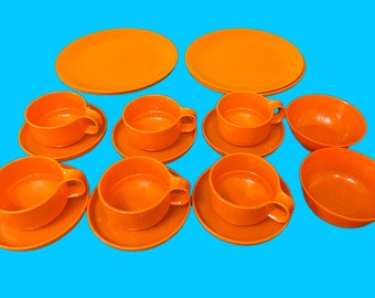 1970er Kaffee Eßgedeck 20-teilig orange bestehend aus 6 Tassen mit Untertassen, 6 Tellern und 2 Schälchen. Plastik Germany