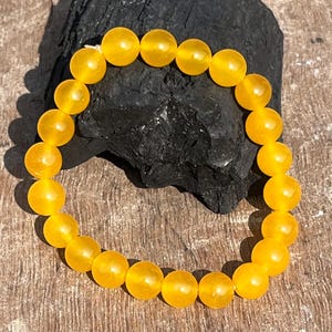 Yellow Jade Beaded Bracelet . 8mm Bracelet . Healing Bracelet. Handmade Stretch Bracelet perfect gift for men and women.