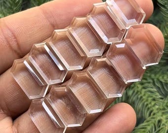 以下が含まれることがあります： 透明なファセットカットの六角形の宝石ビーズのセット。ビーズは、一番大きなビーズが上、一番小さなビーズが下になるように並んでいます。