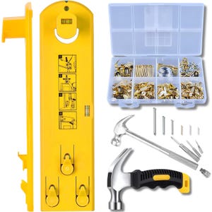 Puede incluir: Una herramienta amarilla para colgar cuadros con un nivel, junto con un organizador de plástico transparente lleno de varios herrajes para colgar cuadros. También se incluyen dos martillos plateados y varios destornilladores, para bricolaje.