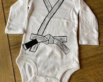 thumbnail image 2 of The Yuki Gi - Senso Jiu Jitsu Gis Rash Guards BJJ Grappling Submission 2 of 14