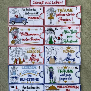 Könnte beinhalten: Ein Set mit 11 bunten gestickten Aufnähern mit humorvollen Illustrationen und Texten zum Thema Ruhestand. Die Aufnäher sind weiß mit roten, blauen, gelben und grünen Akzenten. Der Text auf den Aufnähern beinhaltet Sätze wie "Willkommen im Ruhestand", "König des Alltags" und "Träume sind zum Jagen da".