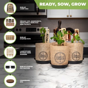 Pu&ograve; includere: Un kit da giardino con sacchi, vasi e sottovasi in juta. Il kit include bustine di semi, marcatori di erbe in bamb&ugrave; e terriccio compresso. Il kit &egrave; etichettato "The Savvy Spade".