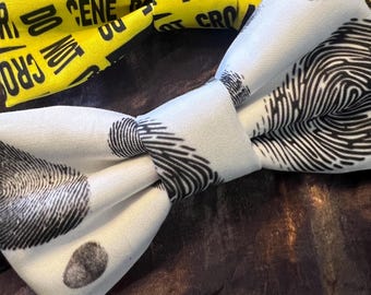 Fingerabdrücke Fliege: True Crime Krawatte, verstellbarer Clip-On