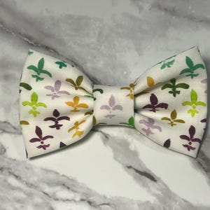 Fleur de Lis kleurrijke vlinderstrik voor mensen en huisdieren Clip-on, verstelbare riem, kraag fleur de Lis-print, Love To NOLA, feeststrikjes
