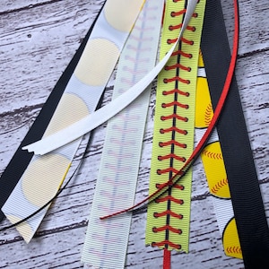 Softball Schleife Bänder Haar Gummiband, Alligator Clip Schleife Team Farben, Softbälle Geschenk Schleife, Softball Spieler Bögen, Ball Schnürsenkel NAMEN oder #