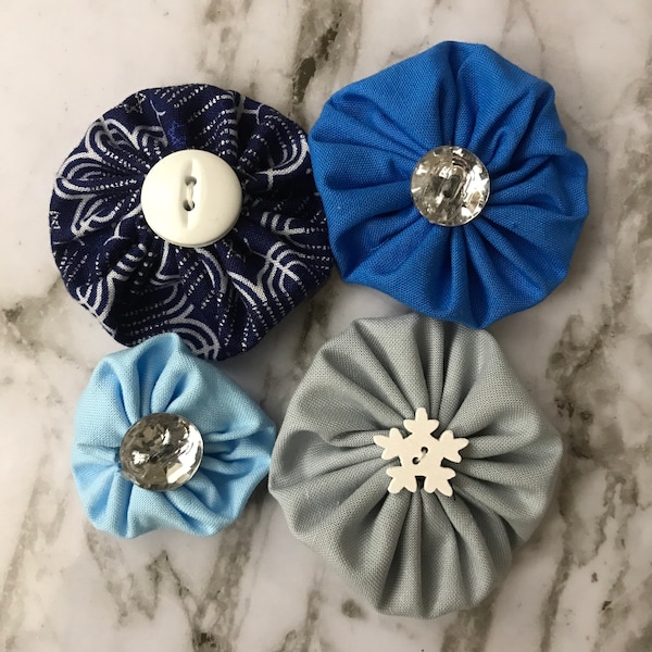 Noeuds ronds en tissu bleu ~ Boutons YoYo ~ Noeud pour cheveux esprit des fêtes - thème de la garniture de Hanoucca - emballage cadeau - décoration menorah - épingle