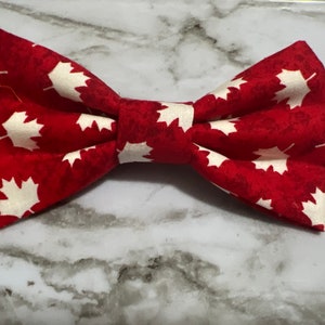 Weiße Ahornblatt Fliege, Kanada Thema Rot und Weiß Clip On, Pin On, Nylon oder verstellbare Riemen Fliege auch Pet Neckwear, Hundefliegen