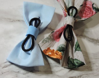 FIOCCO PER CAPELLI SOFTBALL CON NASTRO BIANCO E NERO E PELLE