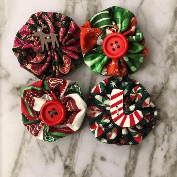 Boutons de Noël Tissu Noeuds ronds, YoYo, Noeud pour cheveux esprit, Passementerie de vacances, Emballage cadeau, Ornement Décoration Broche de renne Broche