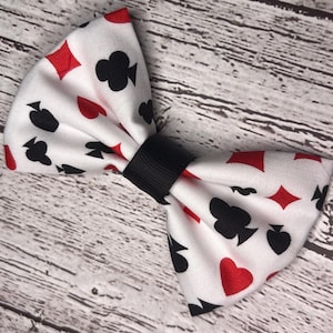 Fiocco per capelli con semi di carte da gioco, grazioso fiocco per costumi con cuori, picche, quadri, fiori, fiocco a tema festa casinò bianco, rosso, fiocco per collare per cani nero