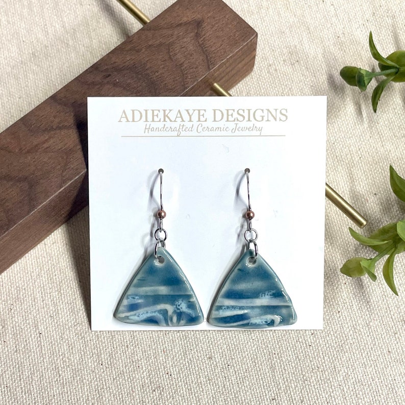 Boucles d'oreilles pendantes triangle Blue Tide, céramique, boucles d'oreilles en argile, hypoallergéniques, thème de l'océan, cadeau pour les amoureux de la plage, boucles d'oreilles pendantes bohèmes, extérieur image 7