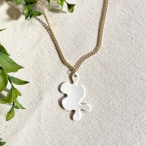 Collana in ceramica bianca e oro organica, ceramica, gioielli in argilla, catena d'oro, regali per lei, chiusura di aragosta, collana di dichiarazione, senza nichel