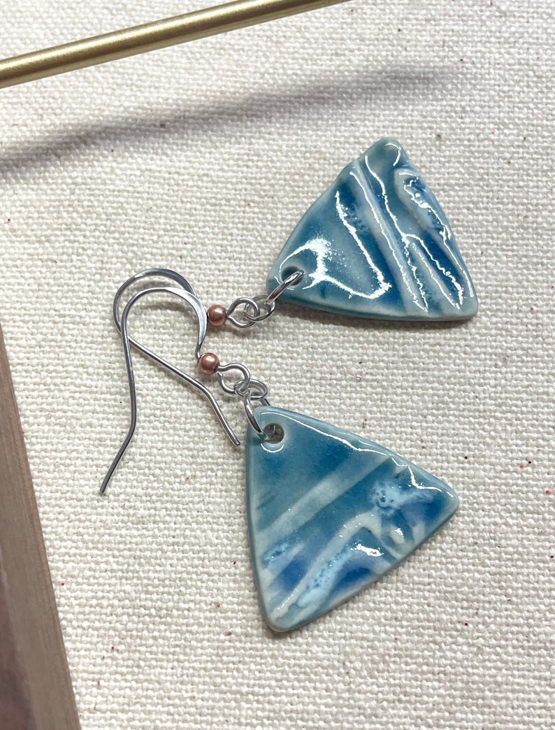 Orecchini pendenti triangolo marea blu, ceramica, orecchini in argilla, ipoallergenici, tema oceano, regalo per gli amanti della spiaggia, orecchini pendenti boho, all'aperto immagine 5