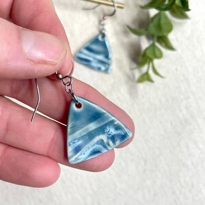 Orecchini pendenti triangolo marea blu, ceramica, orecchini in argilla, ipoallergenici, tema oceano, regalo per gli amanti della spiaggia, orecchini pendenti boho, all'aperto immagine 4