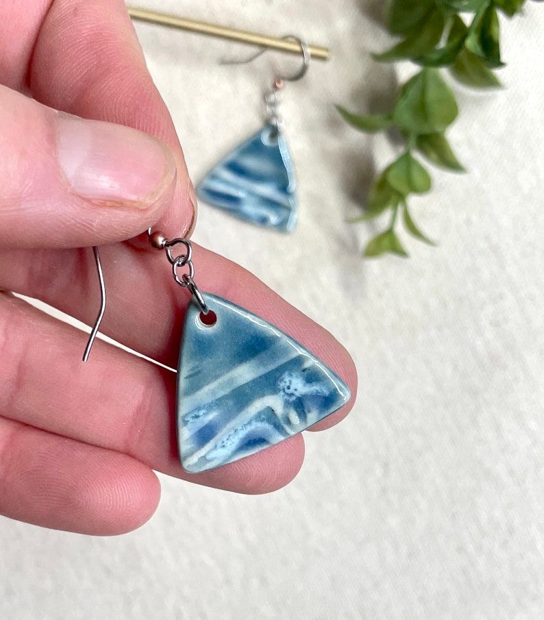 Orecchini pendenti triangolo marea blu, ceramica, orecchini in argilla, ipoallergenici, tema oceano, regalo per gli amanti della spiaggia, orecchini pendenti boho, all'aperto immagine 4