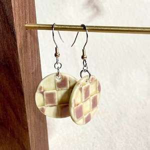 Orecchini Dangle a scacchi malva, ceramica, orecchini di argilla, boho hippie, orecchini leggeri, ipoallergenici, regali per lei, oro e argento