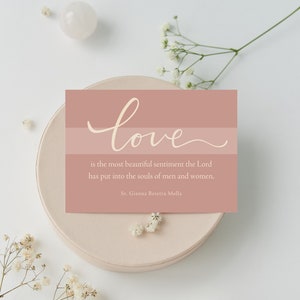 Cartão de felicitações para download digital - O amor é o sentimento mais bonito / Santa Gianna Beretta Molla / Casamento / Aniversário / rosa / Católico
