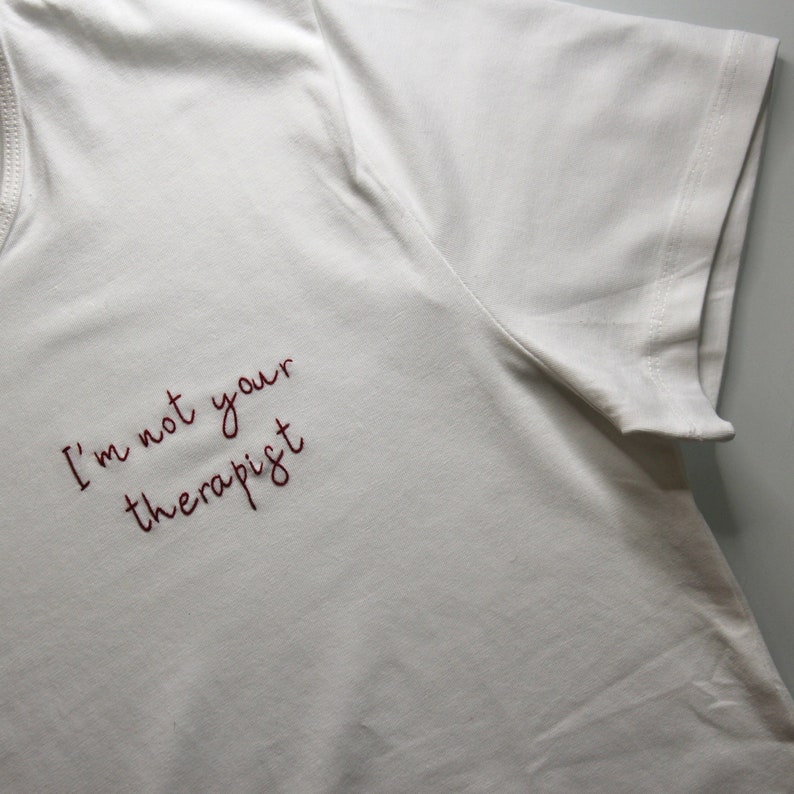 T-shirt personalizzata con ricamo fatto a mano, Maglietta, Regalo personalizzato, Im not your therapist. immagine 2