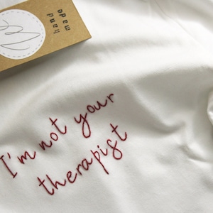 T-shirt personalizzata con ricamo fatto a mano, Maglietta, Regalo personalizzato, Im not your therapist. immagine 1