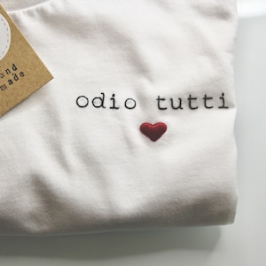 T-shirt personalizzata con ricamo fatto a mano, Maglietta, Regalo personalizzato, personalized clothing,  odio tutti