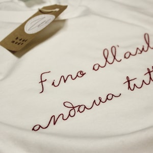 T-shirt personalizzata con ricamo fatto a mano, Maglietta, Regalo personalizzato, Idea regalo immagine 4